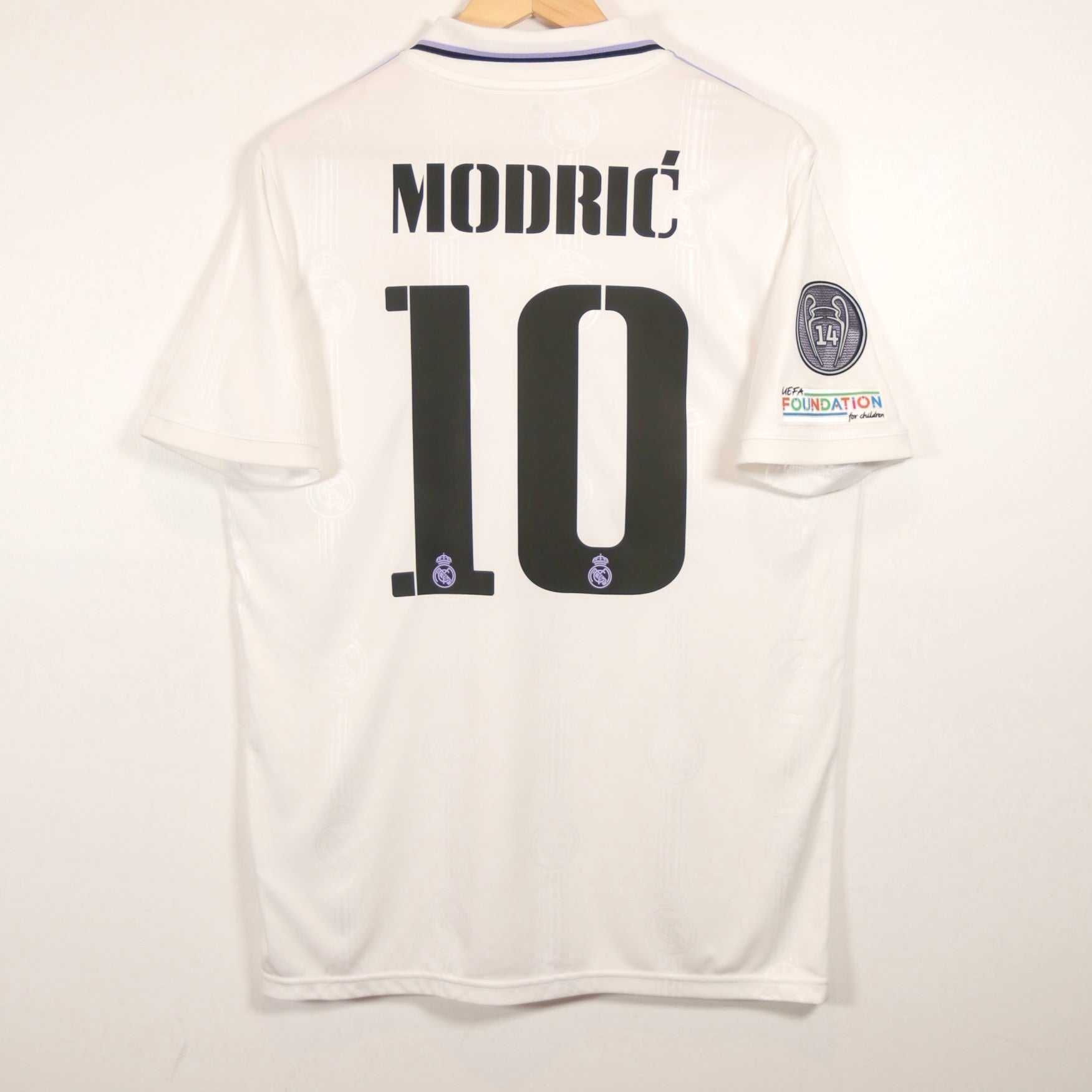 Real Madrid 22/23 Home -  Luka Modric - Size M - Authentic Adidas